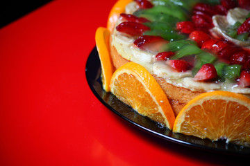 torta decorata alla frutta  mista 