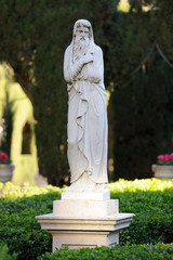 Estatua de figura humana bíblica en jardín de Monforte de Valencia