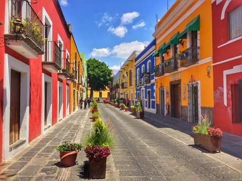 Fototapeta Colonial street in Puebla City, Mexico