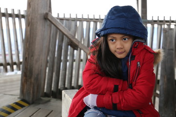 Jeune fille enfant asiatique ayant froid