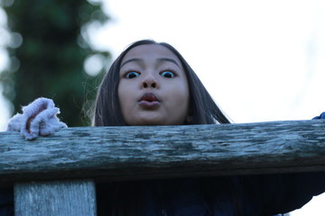 Jeune fille enfant asiatique souriant en contre-jour