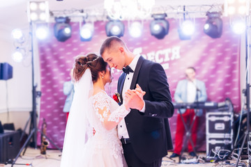 First wedding dance of newlywed. musicians play musical instrume
