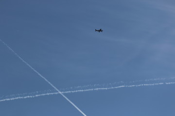 Avion monomoteur dans le ciel avec traces de gros porteurs