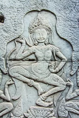 Fotobehang Sculpturen van oude Khmer snijden de muur in een dansende engel. © Anugul