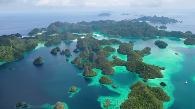 Wayag, an unspoiled remote locations, a set of gorgeous small islands surrounded by incredible turquoise water full of beautiful coral reefs. A travel destination still to be discovered. 