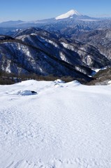 Fototapeta na wymiar 雪つもる塔ノ岳より望む富士山