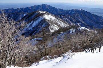雪の大山と表尾根の山並み