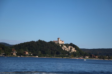 Naklejka premium Widok na zamek Rocca d'Angera w Angera nad jeziorem Maggiore we Włoszech