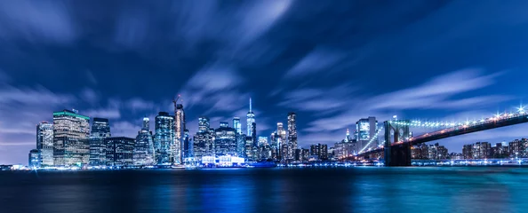 Foto auf Acrylglas Manhattan panoramic skyline at night with Brooklyn Bridge. New York City, USA. Office buildings and skyscrapers at Lower Manhattan (Downtown Manhattan). © resul