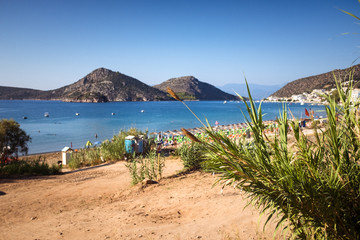 Sandstrand am Meer mit Insel im Hintergrund
