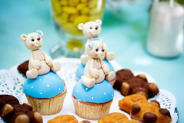 kids decorated birtday cupcakes