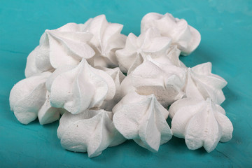 Obraz premium delicious meringue on turquoise background
