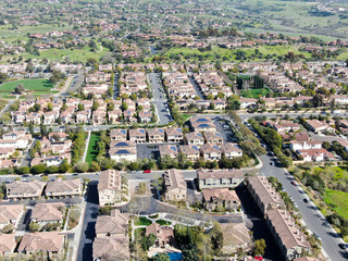 Obraz premium Aerial view suburban neighborhood with identical wealthy villas next to each other. San Diego, California, USA. Aerial view of residential modern subdivision luxury house with swimming pool.