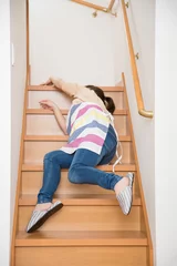 Fotobehang 階段で転ぶ女性 © buritora