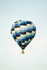 Naklejka premium Blue hot air balloon in the clear sky