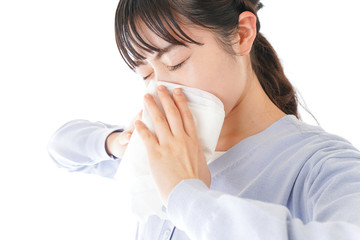 花粉症に苦しむ若い女性