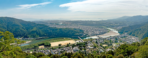Uitzicht op de stad Iwakuni vanaf het kasteel van Iwakuni