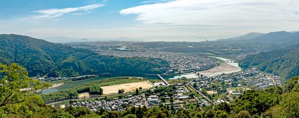 Afwasbaar Fotobehang Kintai Brug Uitzicht op de stad Iwakuni vanaf het kasteel van Iwakuni