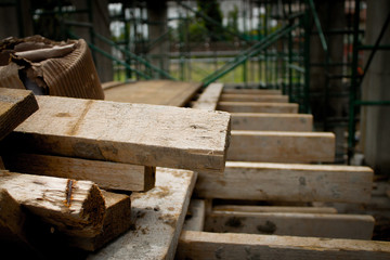 Fototapeta na wymiar Tablas de madera en construcción en progreso