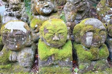 京都嵯峨野の寺院の石仏