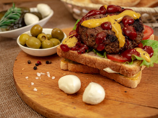 Hot sandwich with beef cutlet, pickles, mozzarella