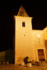 Fototapeta premium angestrahlte Kirche von Moscari bei Nacht, Moscari, Mallorca, Spanien
