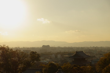 Fototapeta na wymiar 金戒光明寺の山門の屋根と向こうに見える京都の街並みです