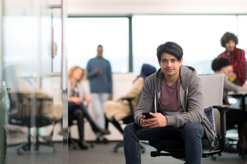 Obraz premium software developer using mobile phone