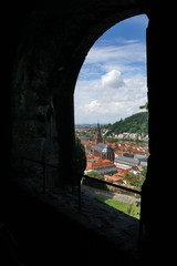 Aussicht auf Heidelberg vom Schloss durch historisches Fenster, Deutschland