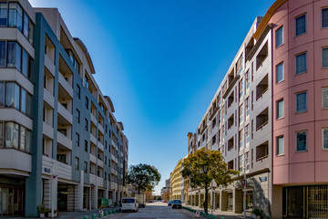 住宅地の朝に青空をバックに住宅地の町並み景観が美しい、遠近法の見事な形が美しい