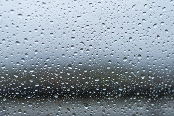 Wassertropfen aus Scheibe