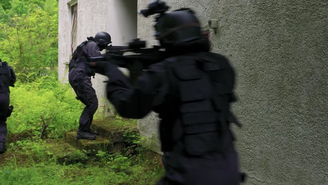Slow Motion – A special Force Team walk to a entrance