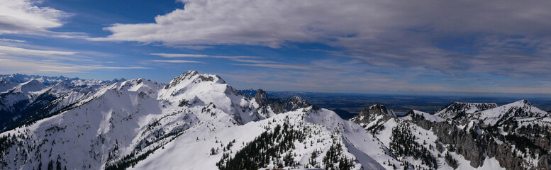 Fototapeta na wymiar Winterpanorama Ammergauer Berge von der Hochplatte bis Schwarzenkopf