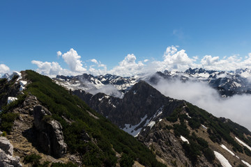 Fototapeta na wymiar Blick über Berge und Täler in den Alpen