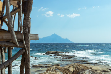 Ausblick vom Strand auf Meer und den Berg Athos