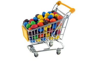 Chariot de supermarché rempli de bonbons 