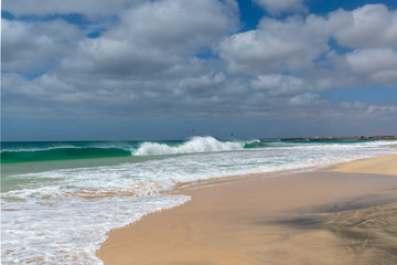 Fototapeta na wymiar calm waves on the beach 