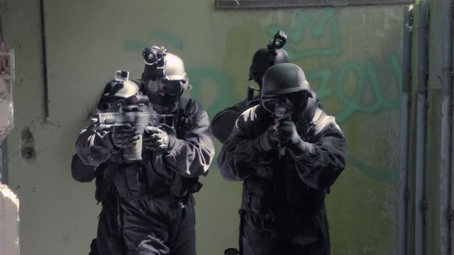 Slow Motion &ndash; A Special Force Team walk in a open corridor.