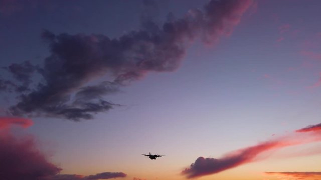 Aereo da trasporto militare turboprop sta atterrando all'aeroporto