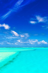 Obraz premium Sandbank with turquoise water and blue sky, Aitutaki island, Cook Islands, South Pacific. Copy space for text.