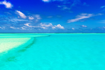 Fototapeta na wymiar Sandbank with turquoise Water, Aitutaki island, Cook Islands, South Pacific. Copy space for text.