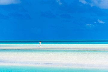 Fototapeta na wymiar View of the Sand Bank with turquoise calm Ocean , Aitutaki island, Cook Islands, South Pacific. Copy space for text.