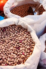LEGUMBRES JUDIAS EN SACOS EN MERCADO CALLEJERO EN MADRID, ESPAÑA