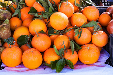 NARANJAS EN MERCADO DE PUESTO CALLEJERO EN MADRID , ESPAÑA