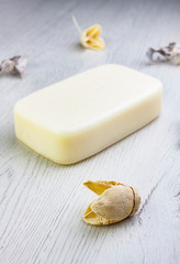 JABON NATURAL CON FLORES SECAS EN FONDO DE MADERA