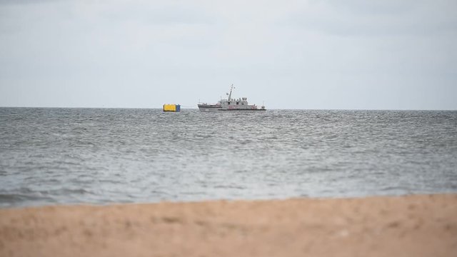 statek stojący na zatoce nieruchomo