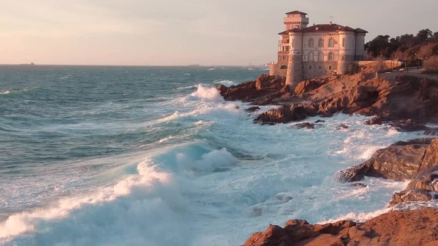 Castello sulla scogliera con mare tempestoso e onde. Ripresa al rallentatore.