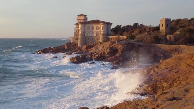 Castello sulla scogliera con mare tempestoso e onde. Ripresa al rallentatore.