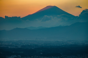 Fototapeta premium 横浜ランドマークタワーから見える富士山と夕暮れ