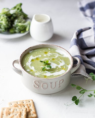 Green pea cream soup with bread